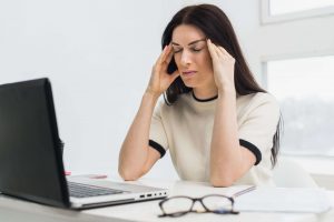 Femme mal aux yeux devant écran