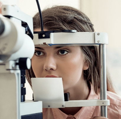 Femme faisant un examen de la vue chez l'ophtalmologue