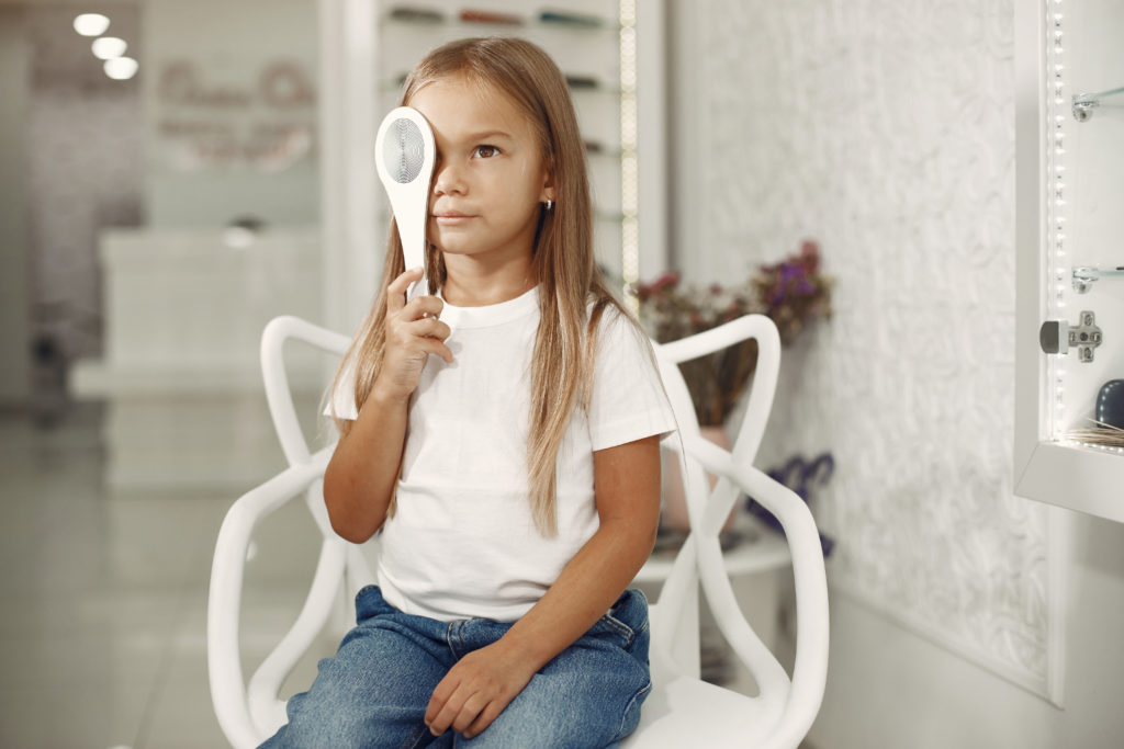 Enfant qui fait un test de la vue