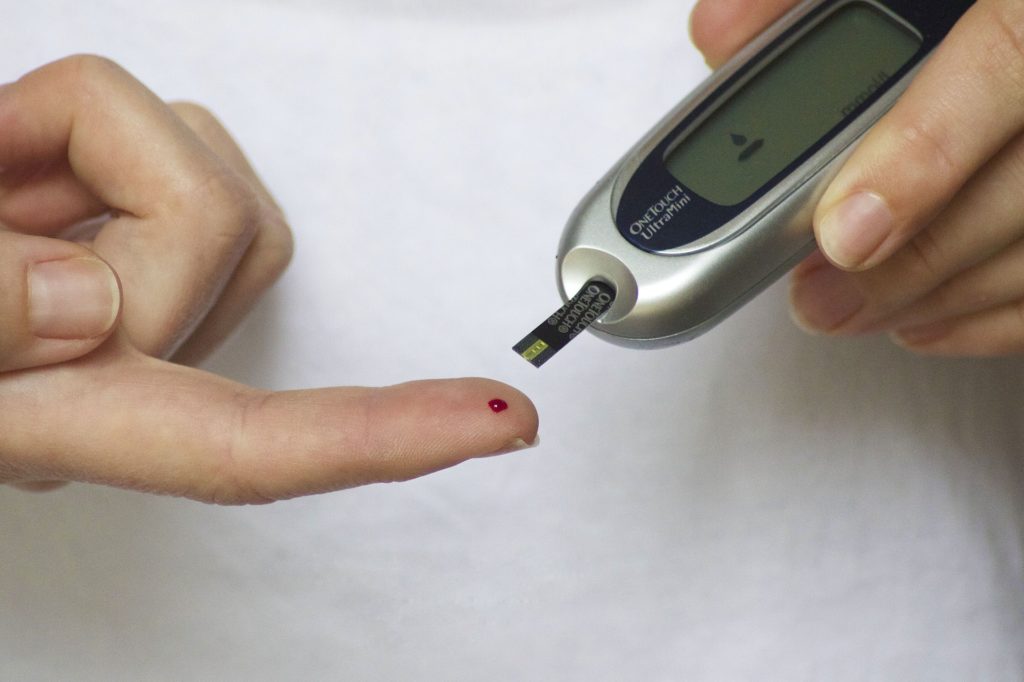 photo d'une personne qui mesure le. taux de sucre dans son sang