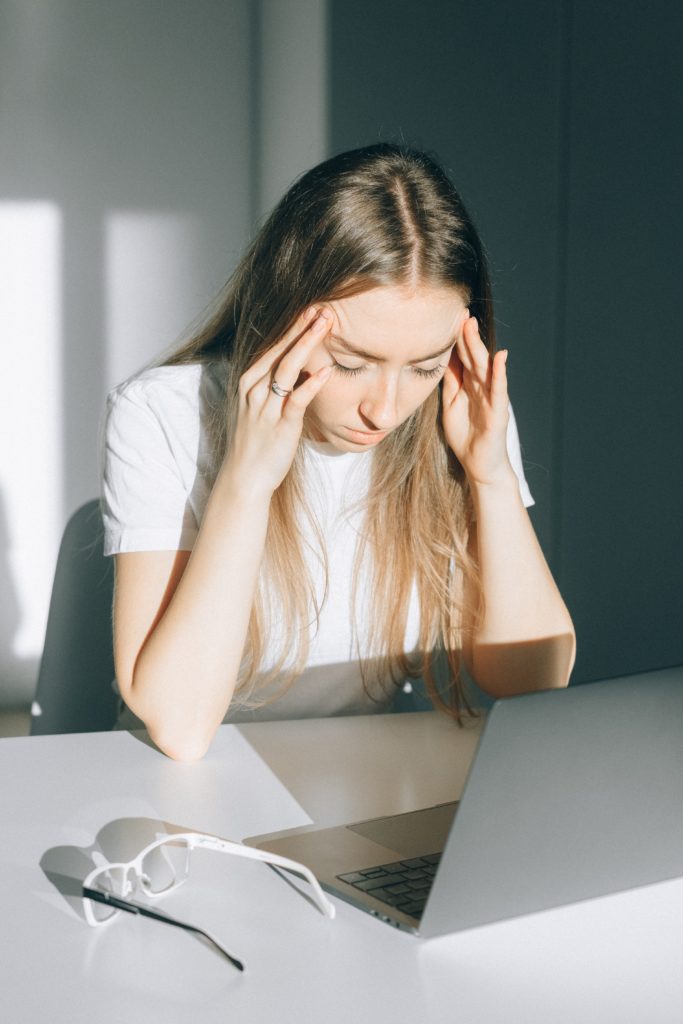 Jeune fille ayant mal à la tete a cause de problèmes de vue