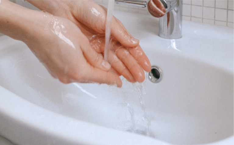 photo d'une personne qui se lave les mains
