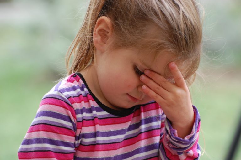 photo d'un enfant se tenant la tete car il a mal à la tete