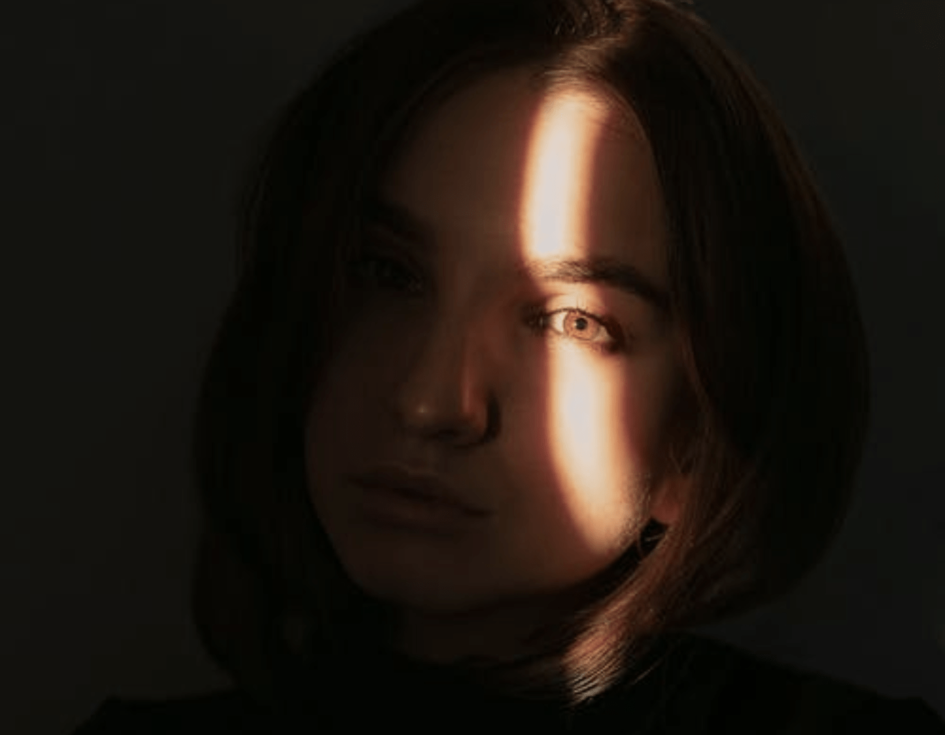 Photo d'une femme avec un rayon de soleil sur l'oeil droit