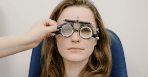 Photo d'une personne essayant des lunettes pour verifier sa vue