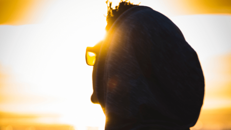 Photo d'une personne regardant l'horizon