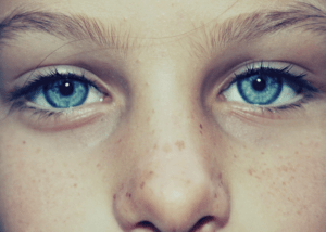 photo d'une jeunne fille prise de pres, avec focus sur ses yeux et son nez