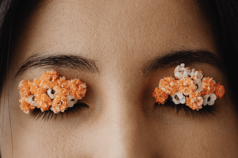 image d'une femme avec des fleurs sur les yeux