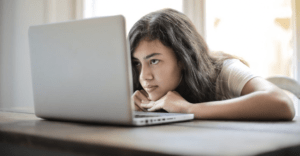 Jeune fille devant son ordinateur