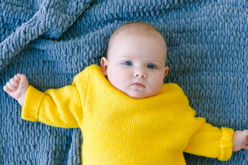 Bébé avec tee-shirt jaune
